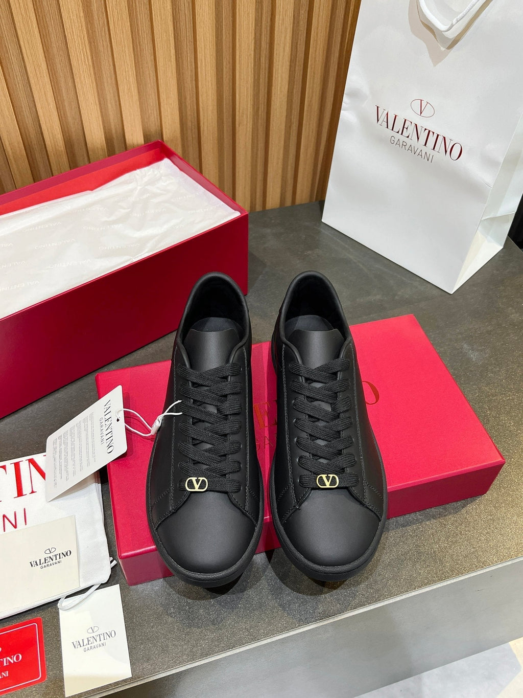 VT 25S Casual Sneakers Black Cowhide 563092