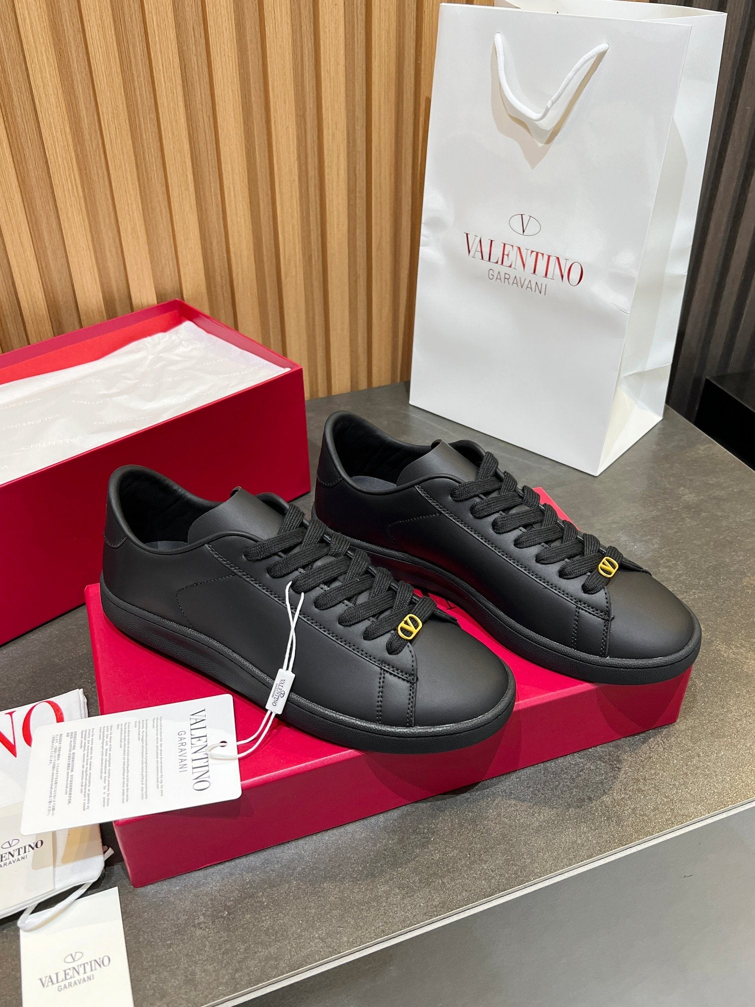 VT 25S Casual Sneakers Black Cowhide 563092