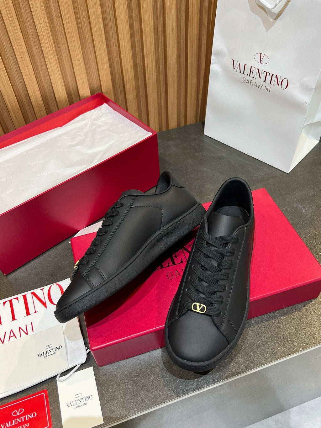 VT 25S Casual Sneakers Black Cowhide 563092