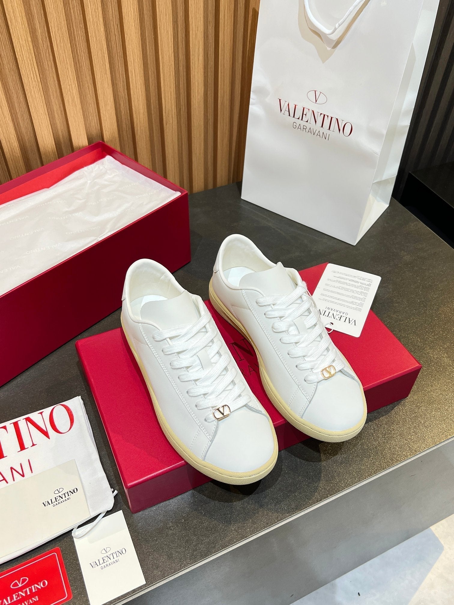 VT 25S Casual Sneakers White Cowhide 563095