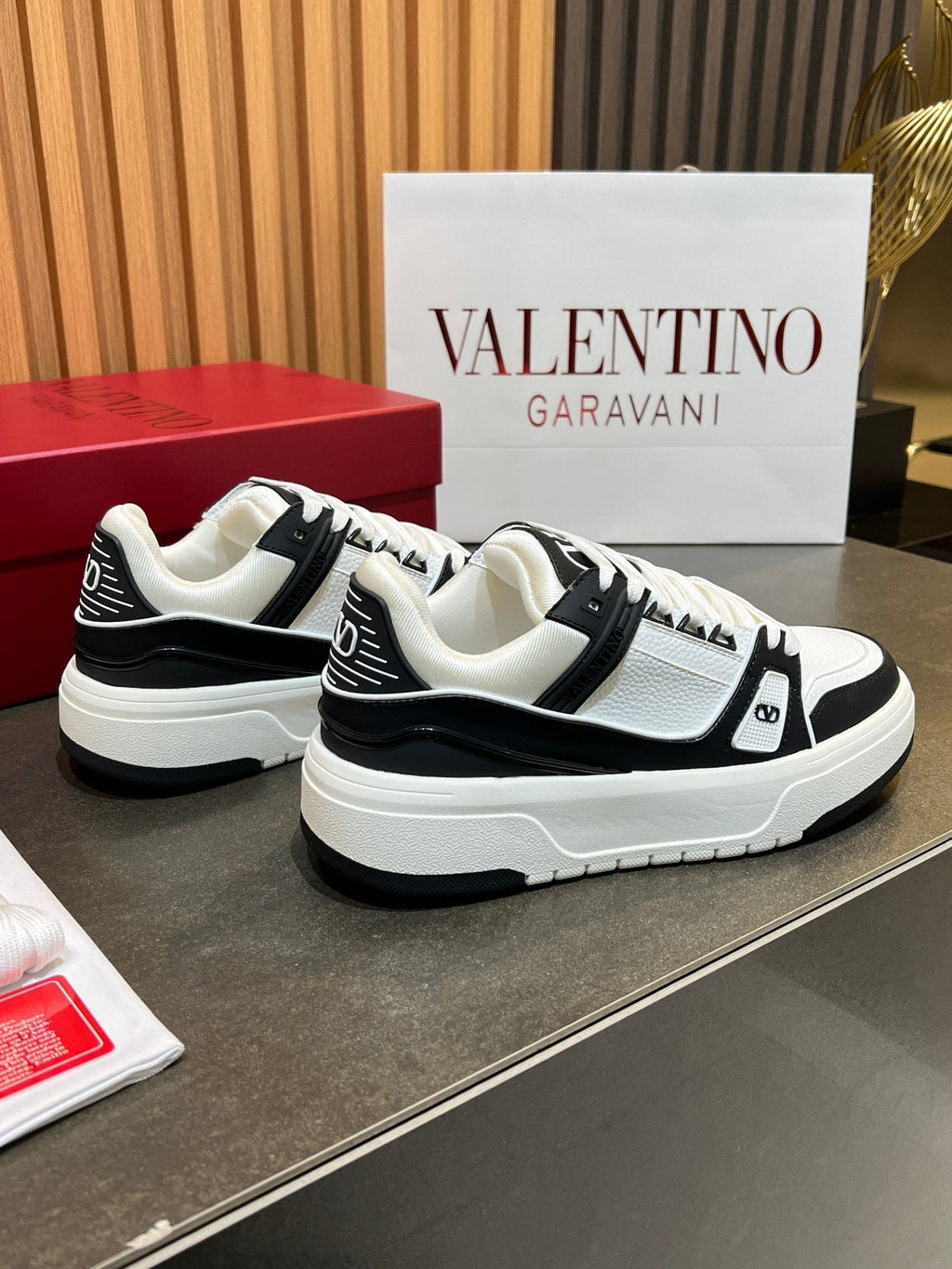 VT 25S Couple Sneakers White Black Calfskin 563116