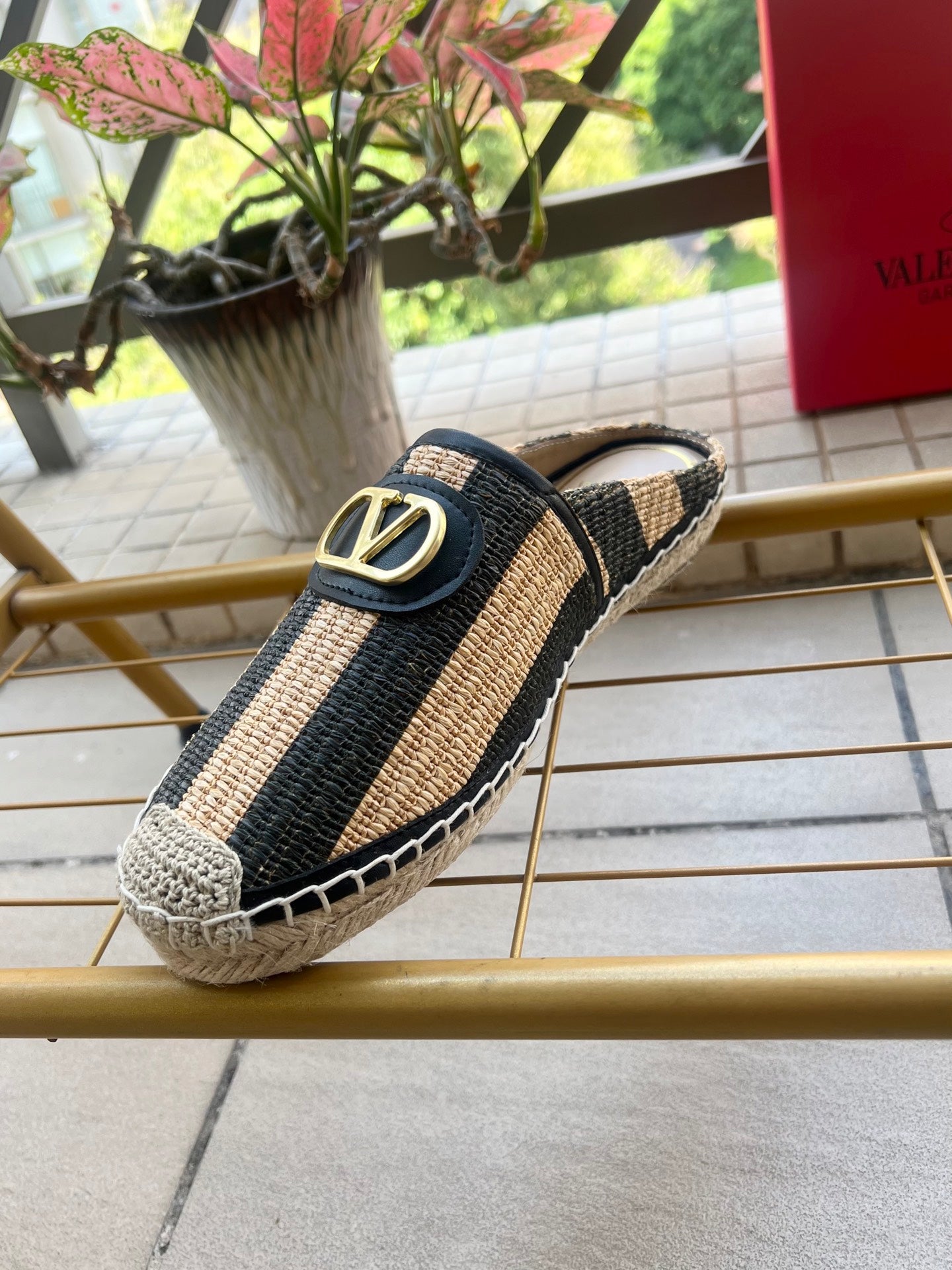 VLogo Signature Striped Espadrille Mules Beige Black Raffia 692191