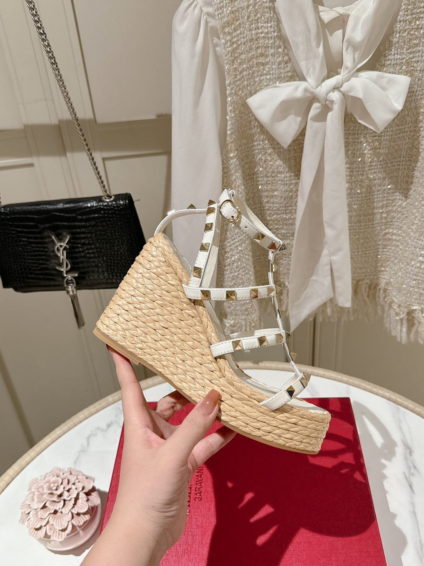 Rockstud Ankle Strap Wedge Sandal In White Calfskin Leather And Beige Raffia 100mm 829388