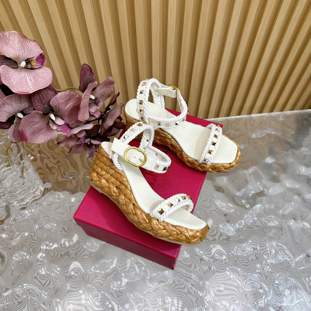 Rockstud Flatform Sandal 75mm In White Calfskin And Raffia 102854