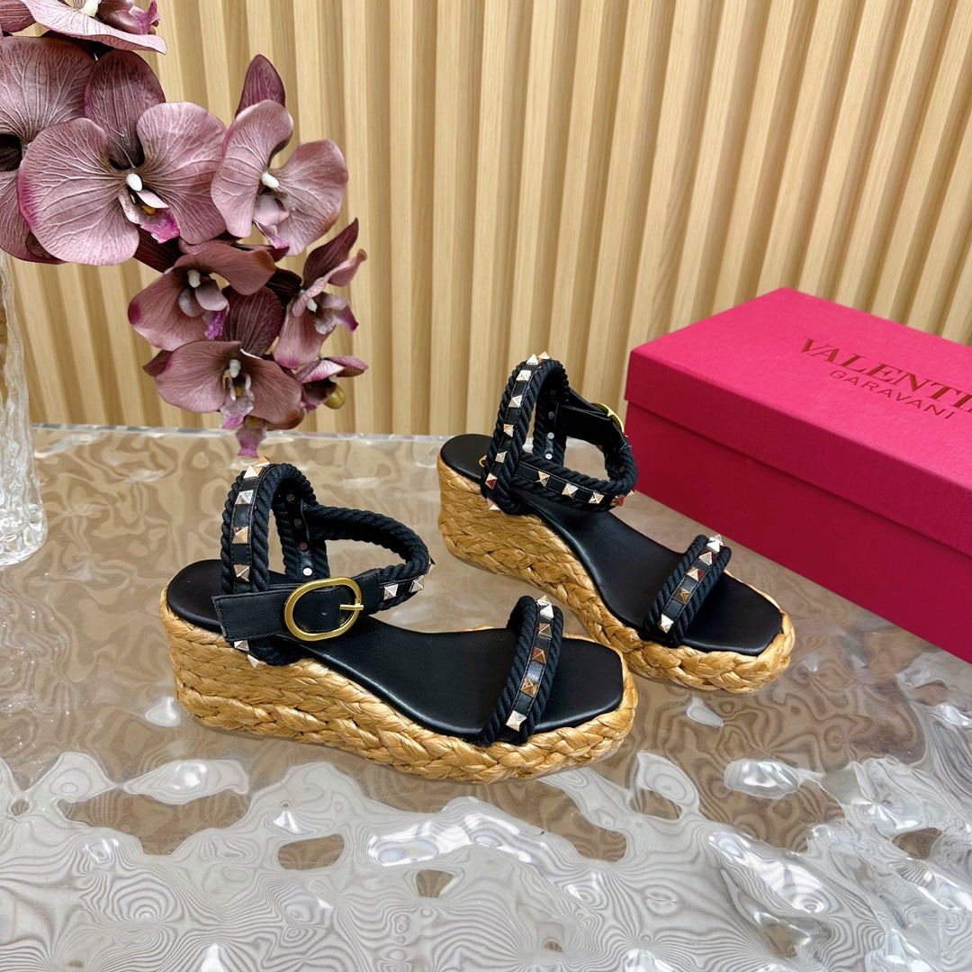 Rockstud Flatform Sandal 75mm In Black Calfskin And Raffia 102860
