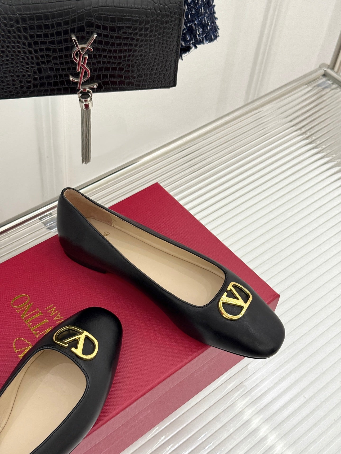 VLogo Signature Ballerina Black Sheepskin 702260