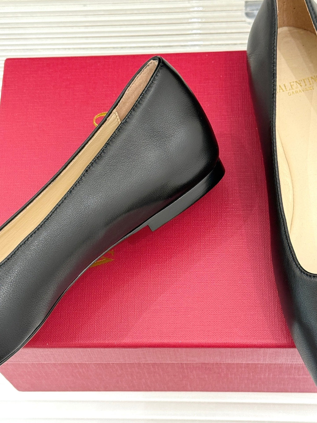 VLogo Signature Ballerina Black Sheepskin 702260