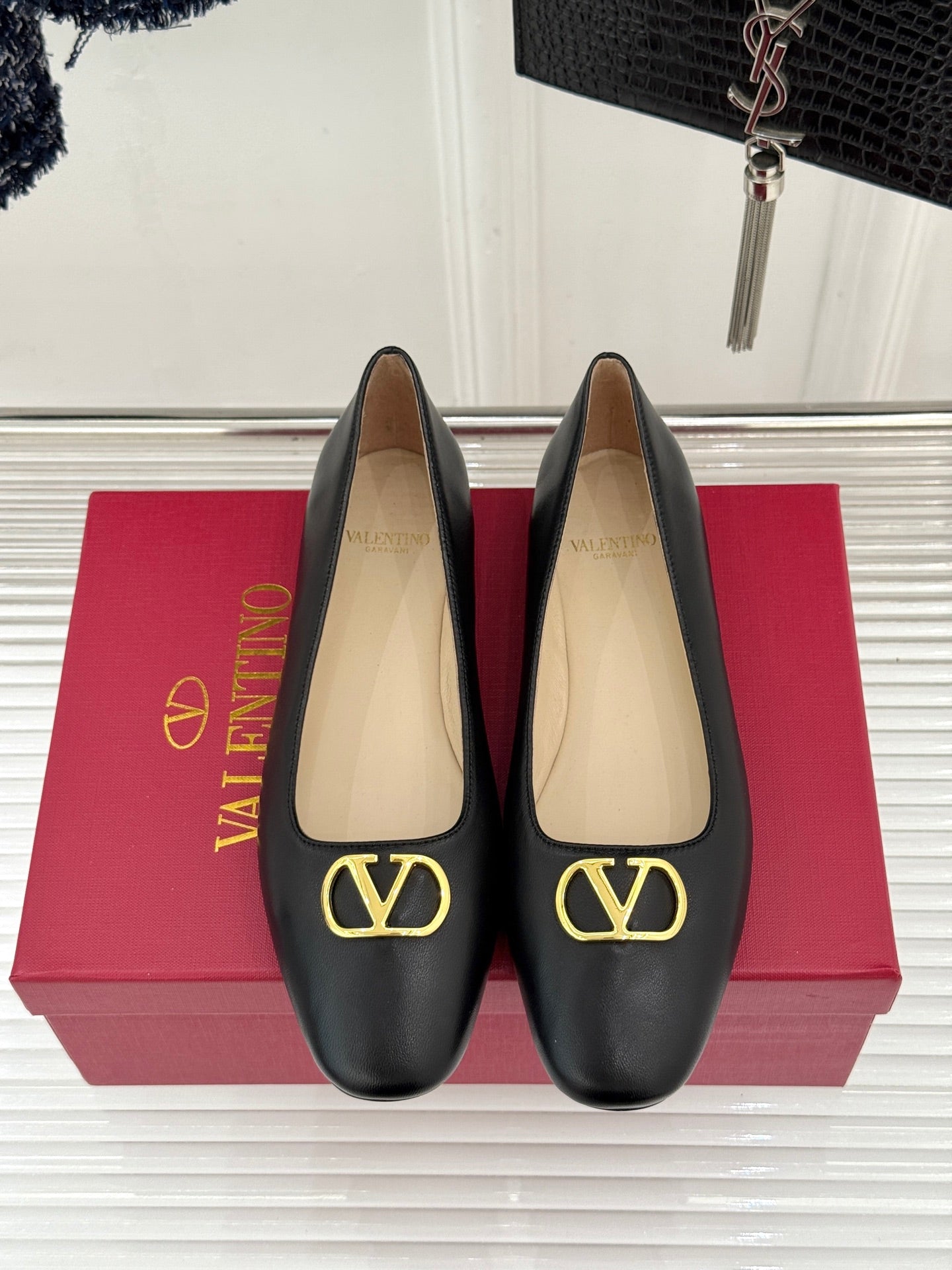 VLogo Signature Ballerina Black Sheepskin 702260