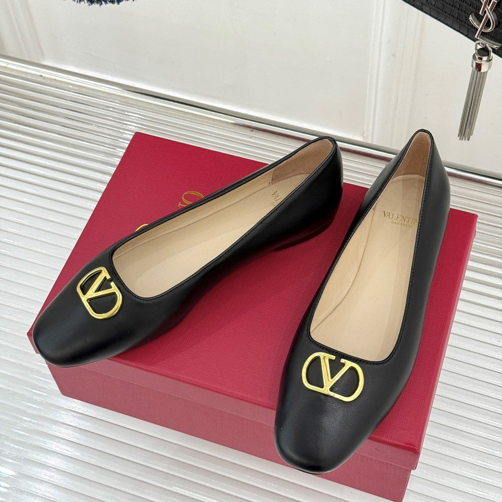 VLogo Signature Ballerina Black Sheepskin 702260