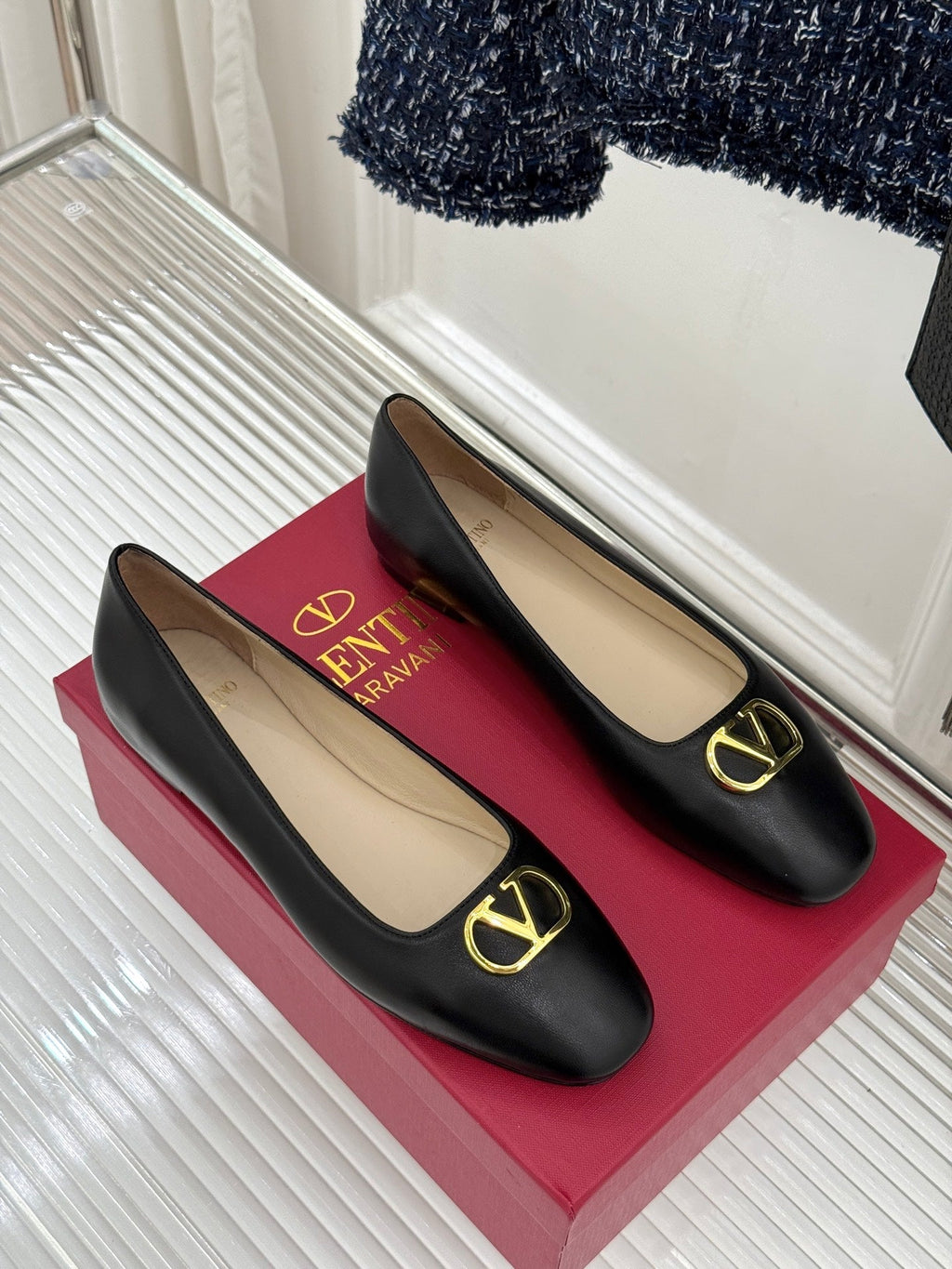 VLogo Signature Ballerina Black Sheepskin 702260