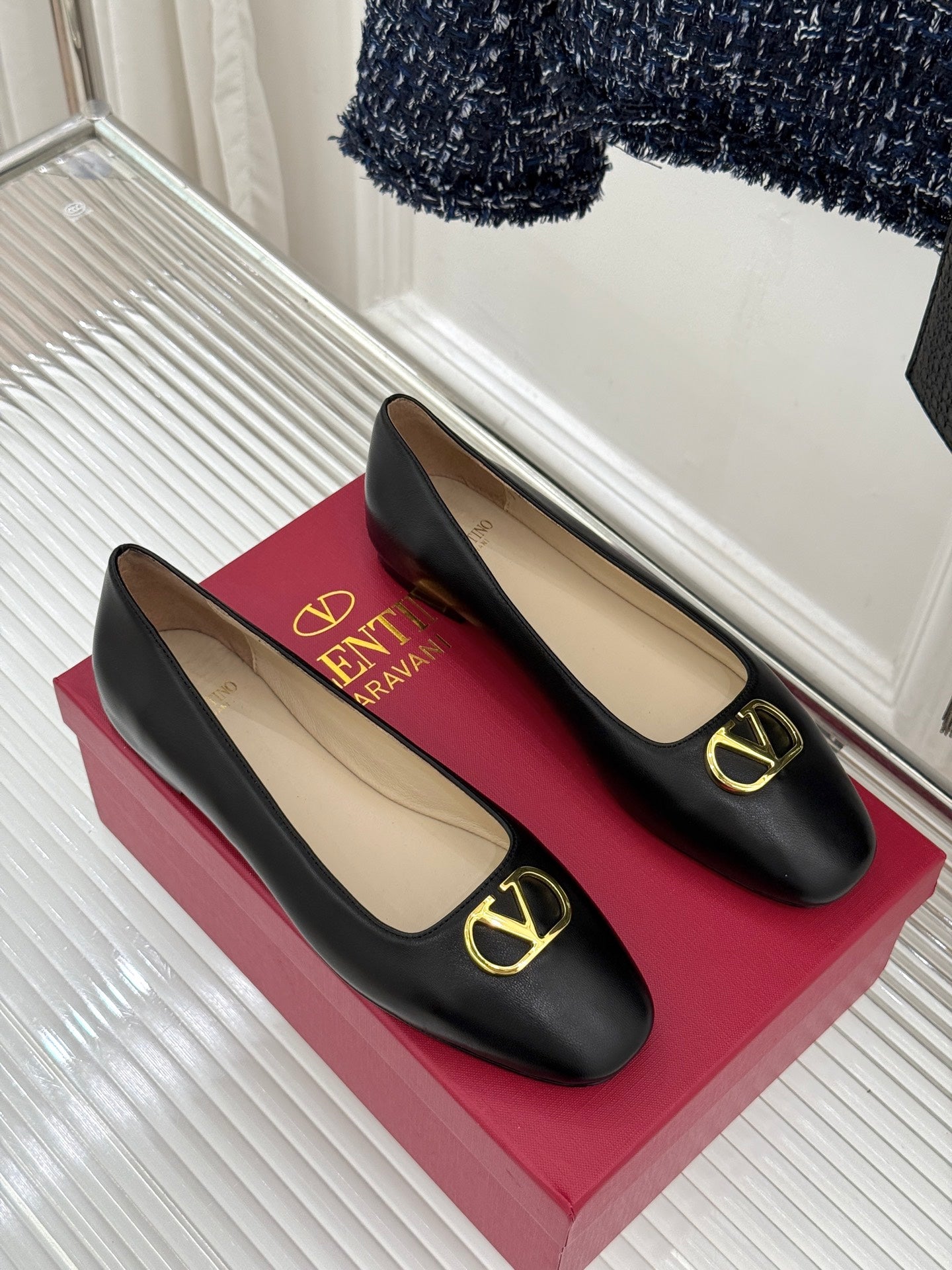VLogo Signature Ballerina Black Sheepskin 702260