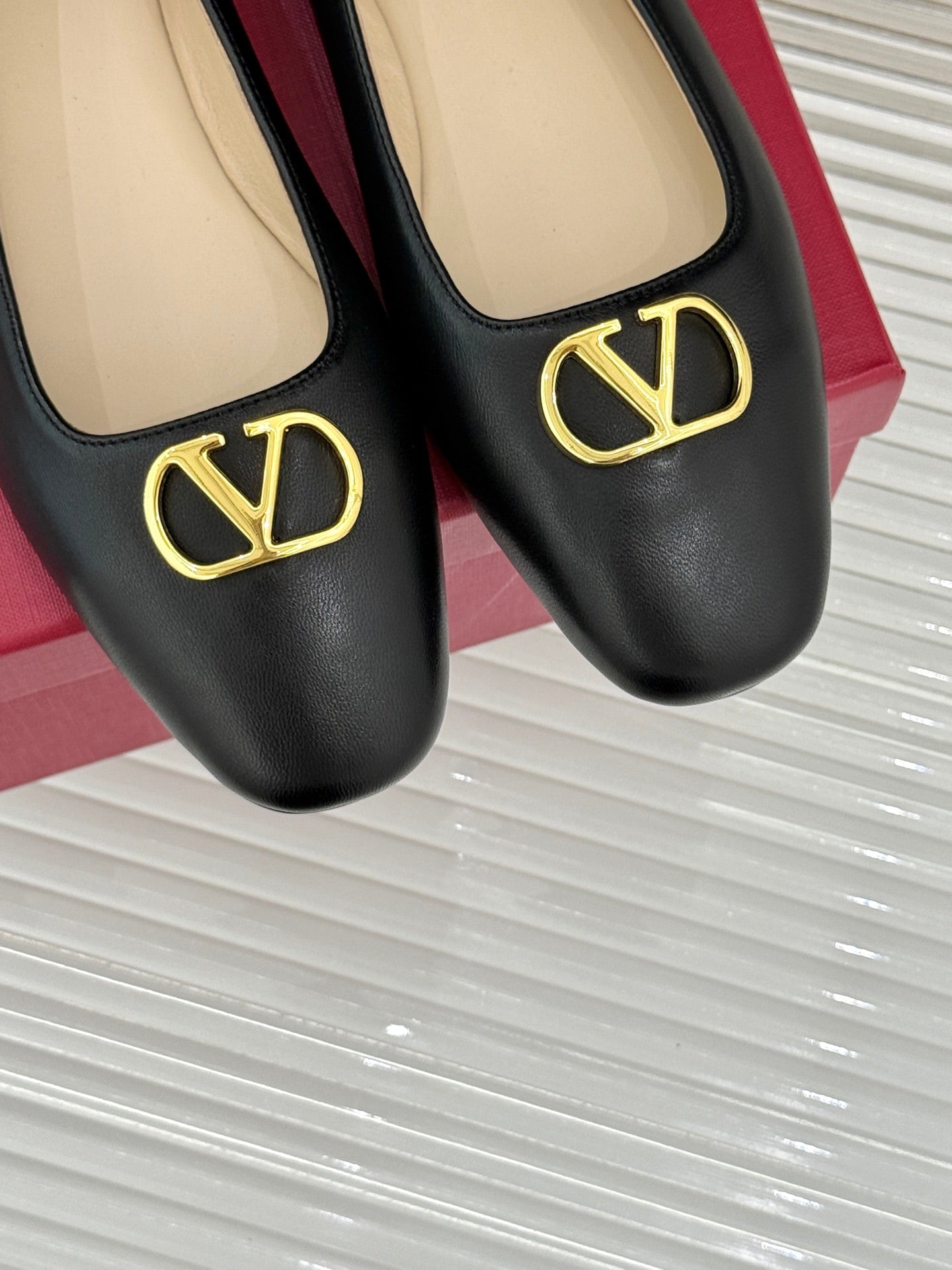 VLogo Signature Ballerina Black Sheepskin 702260