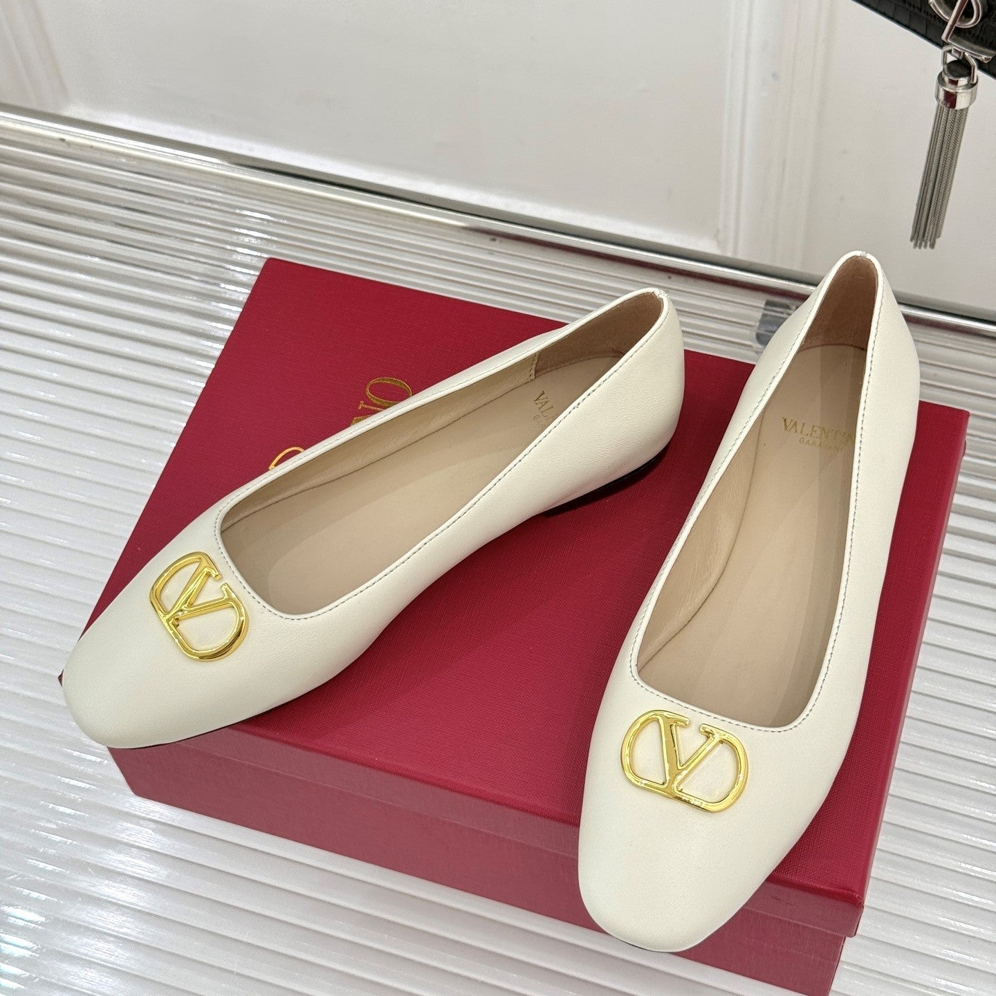 VLogo Signature Ballerina White Sheepskin 702257