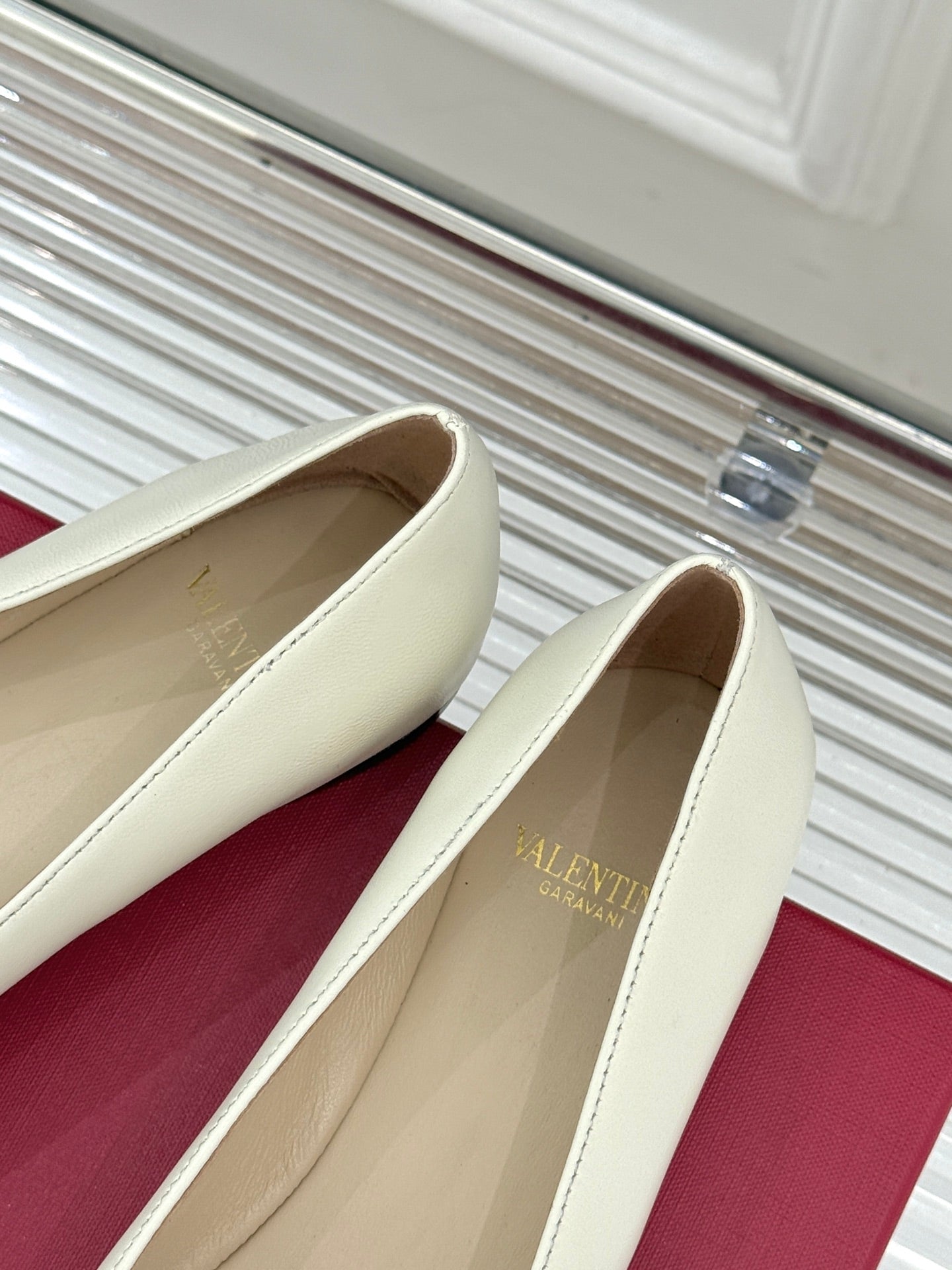 VLogo Signature Ballerina White Sheepskin 702257