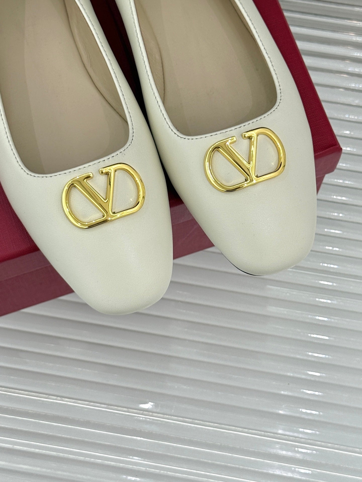 VLogo Signature Ballerina White Sheepskin 702257