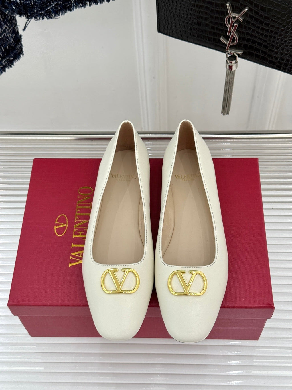 VLogo Signature Ballerina White Sheepskin 702257