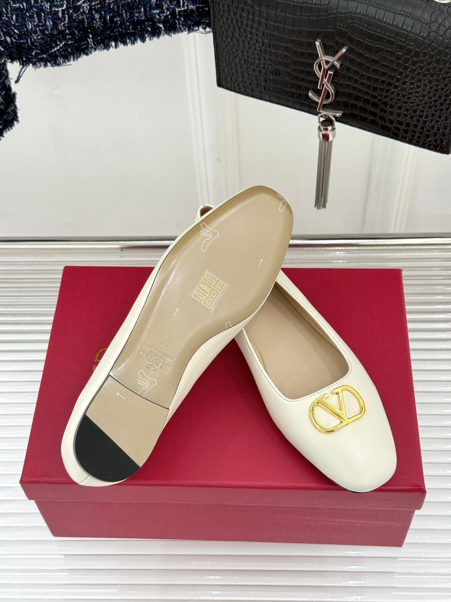 VLogo Signature Ballerina White Sheepskin 702257