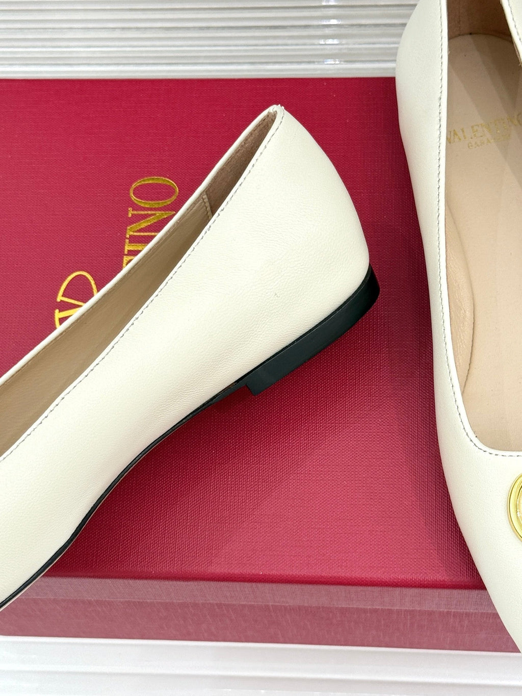VLogo Signature Ballerina White Sheepskin 702257