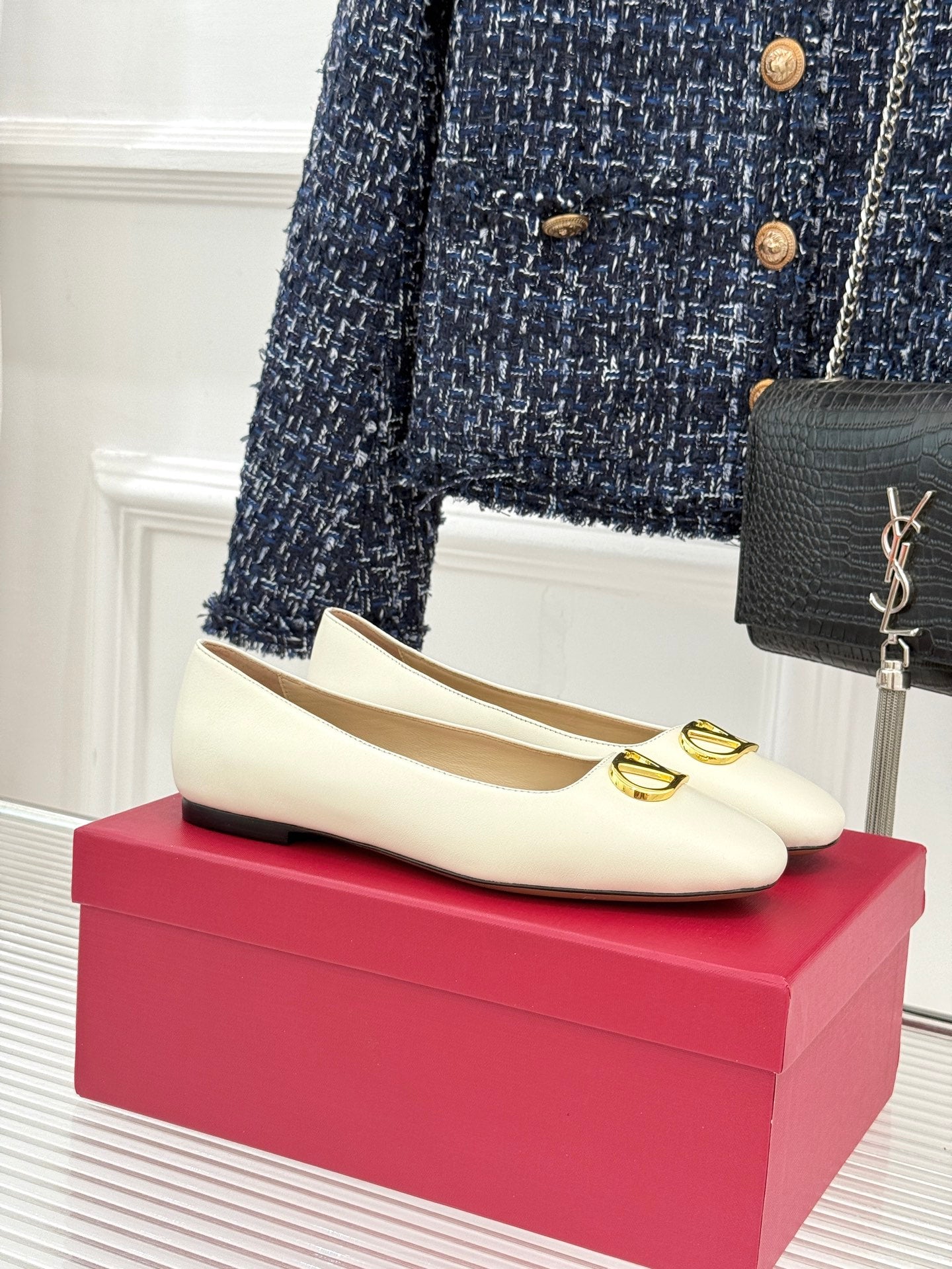 VLogo Signature Ballerina White Sheepskin 702257