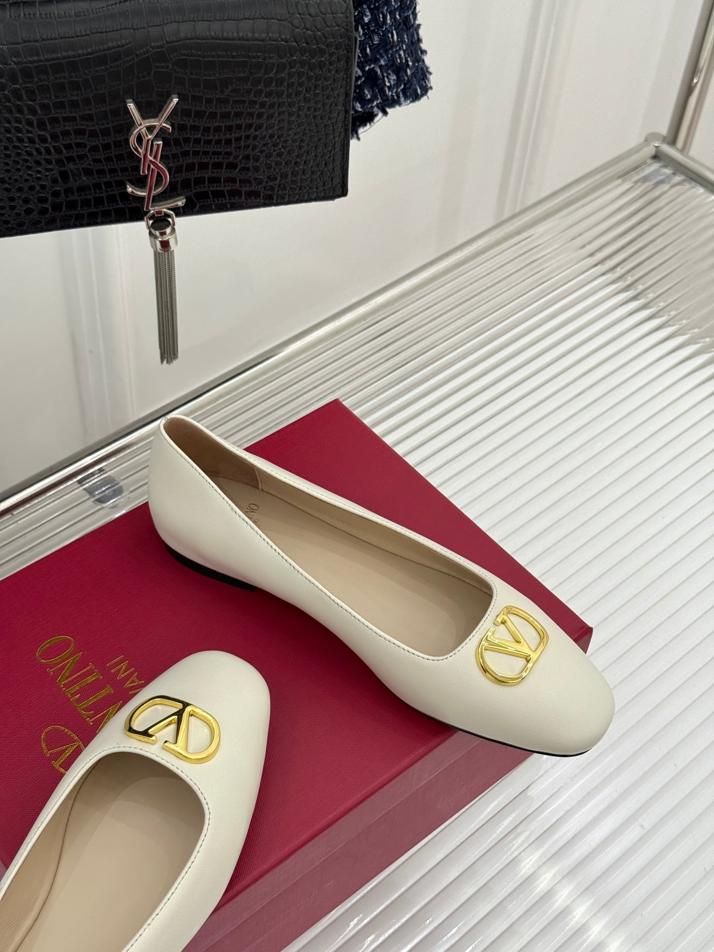 VLogo Signature Ballerina White Sheepskin 702257