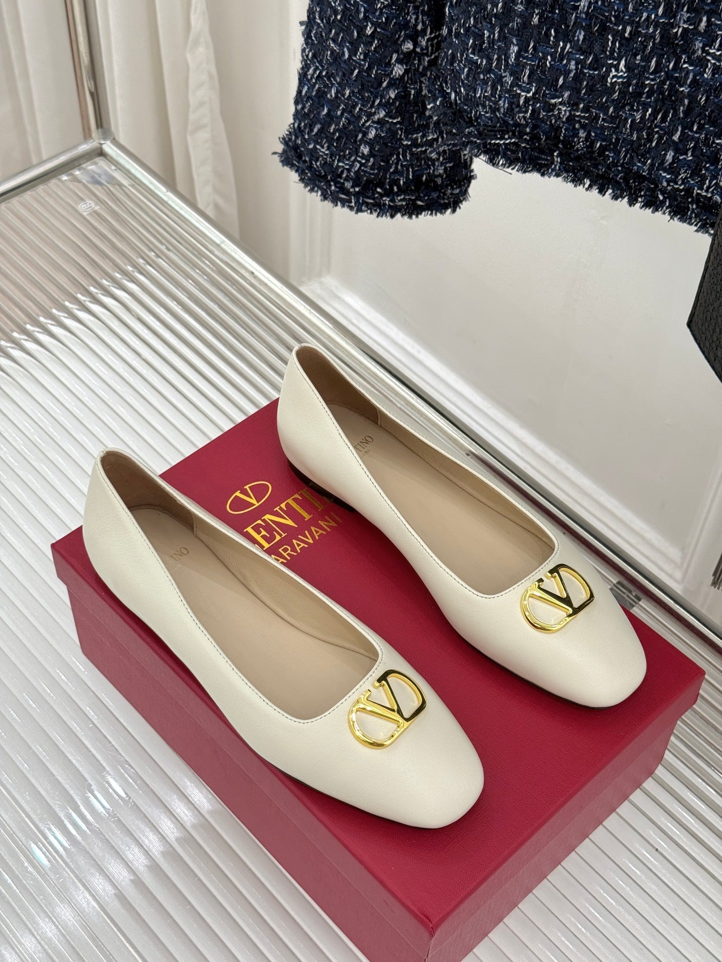 VLogo Signature Ballerina White Sheepskin 702257