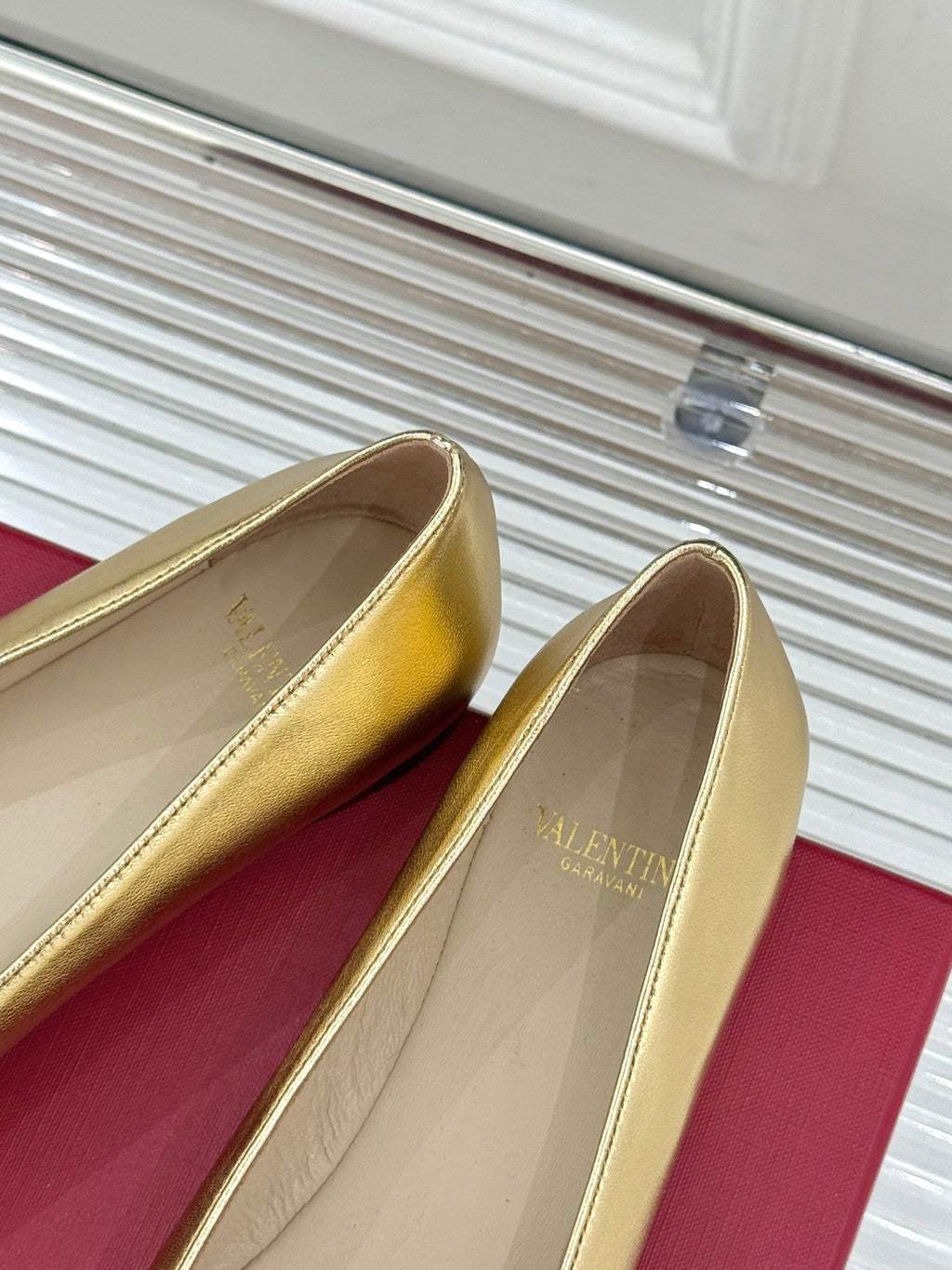 VLogo Signature Ballerina Gold Sheepskin 702258