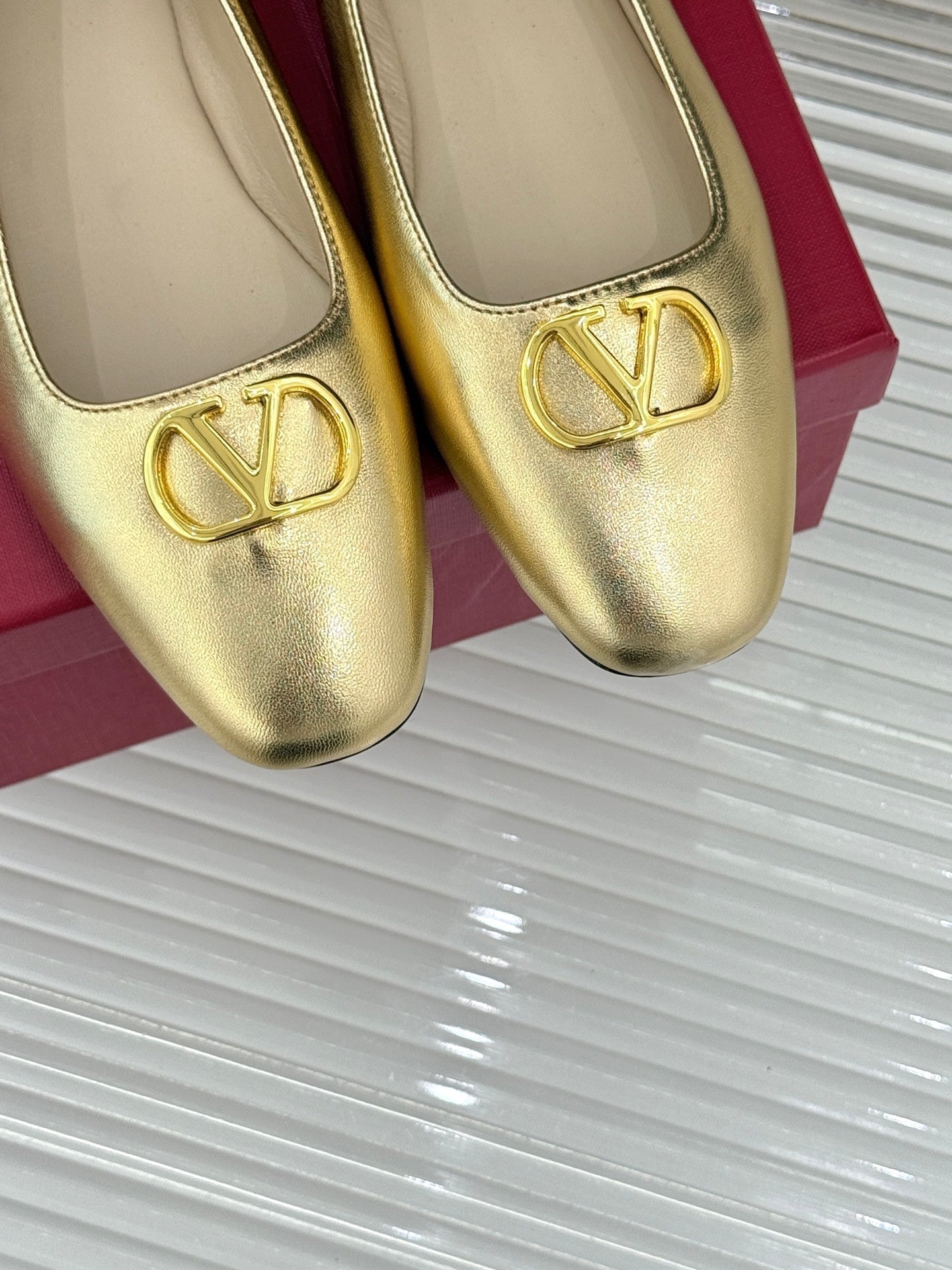 VLogo Signature Ballerina Gold Sheepskin 702258
