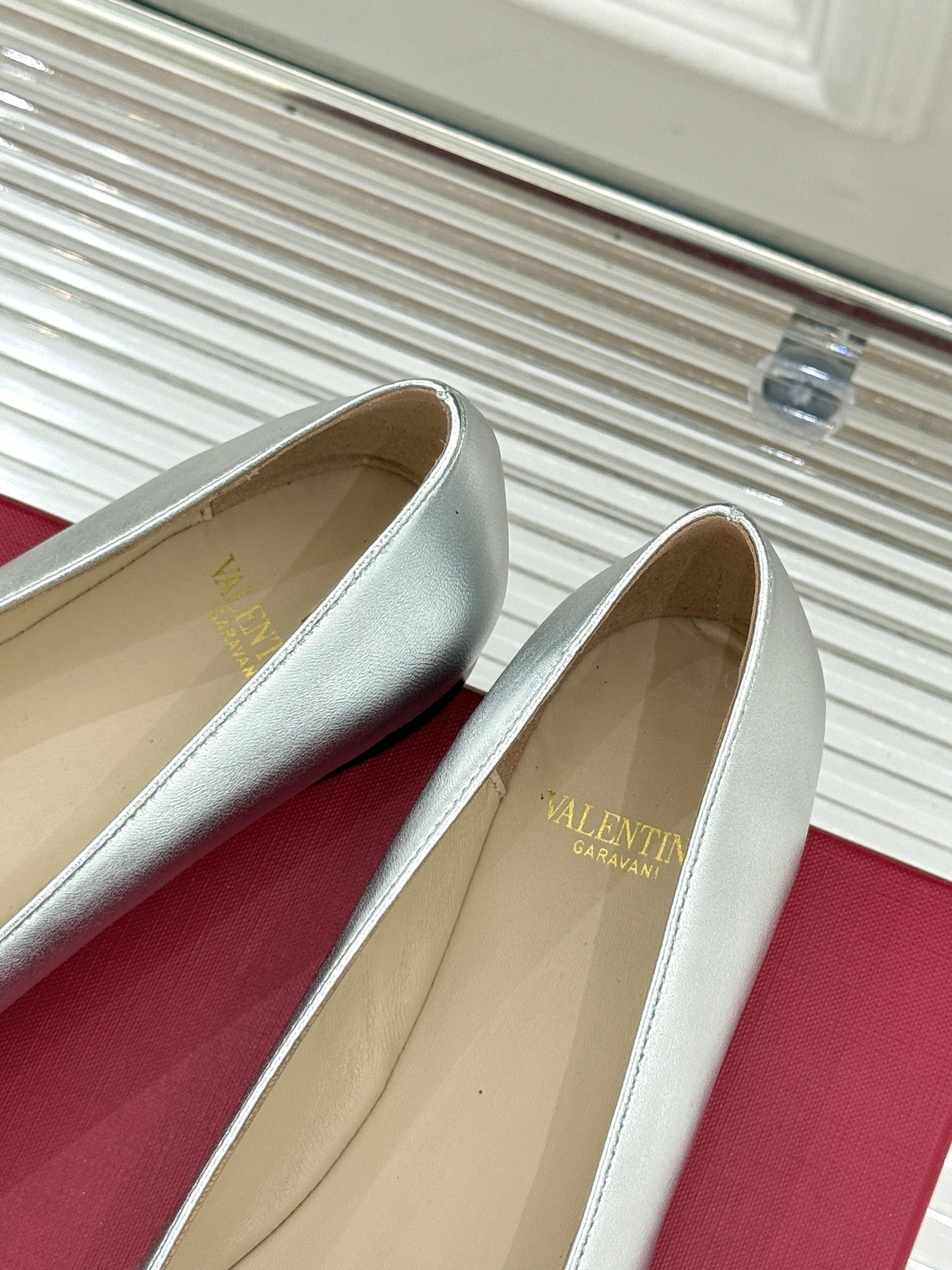 VLogo Signature Ballerina Sliver Sheepskin 702259
