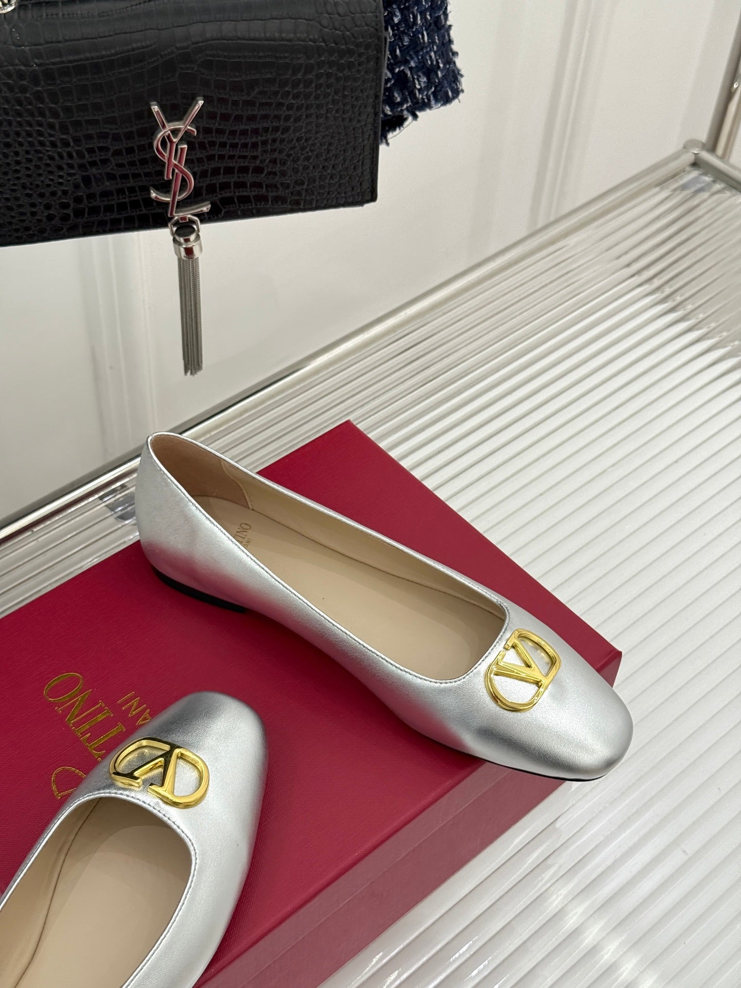 VLogo Signature Ballerina Sliver Sheepskin 702259