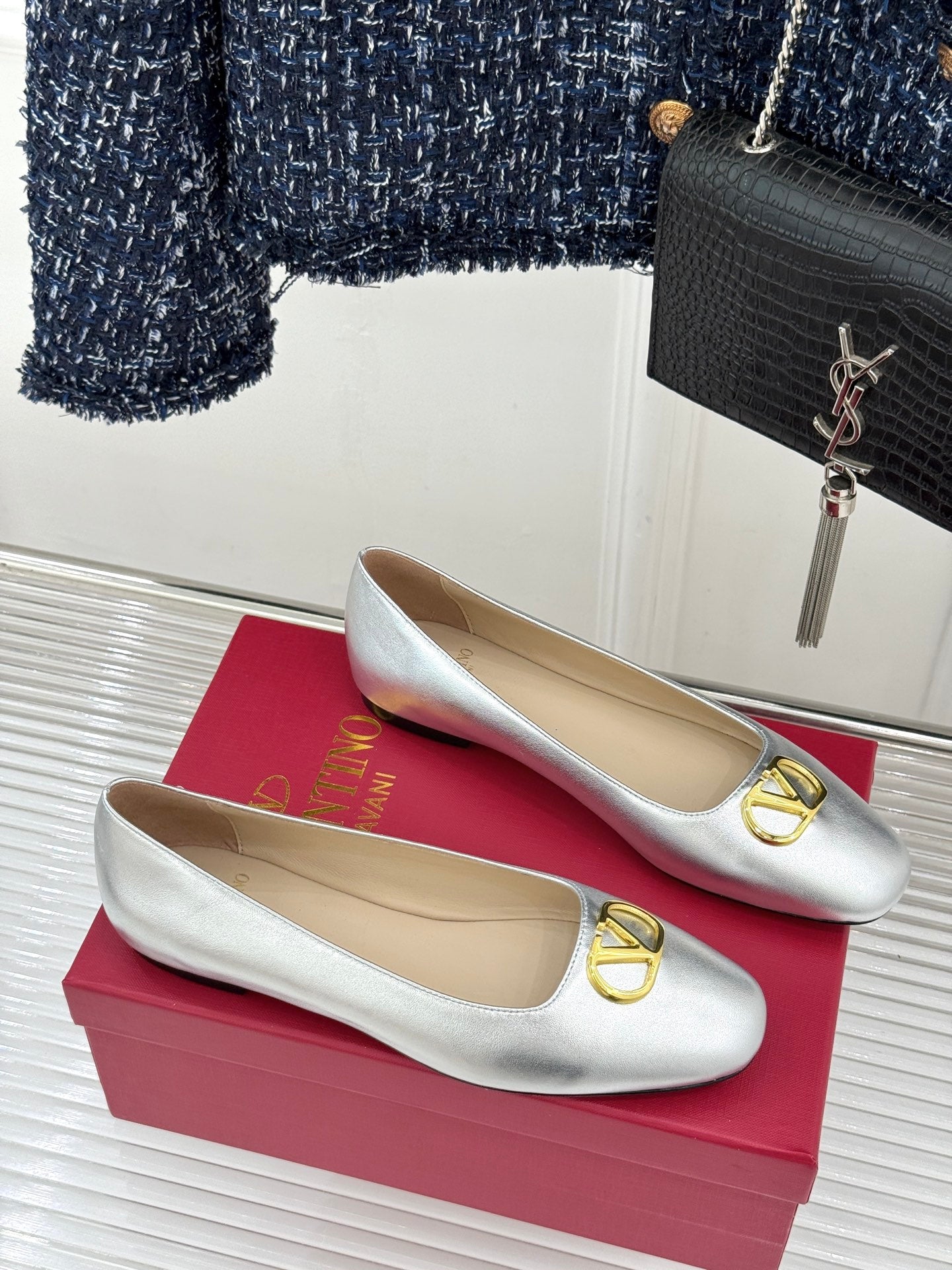 VLogo Signature Ballerina Sliver Sheepskin 702259