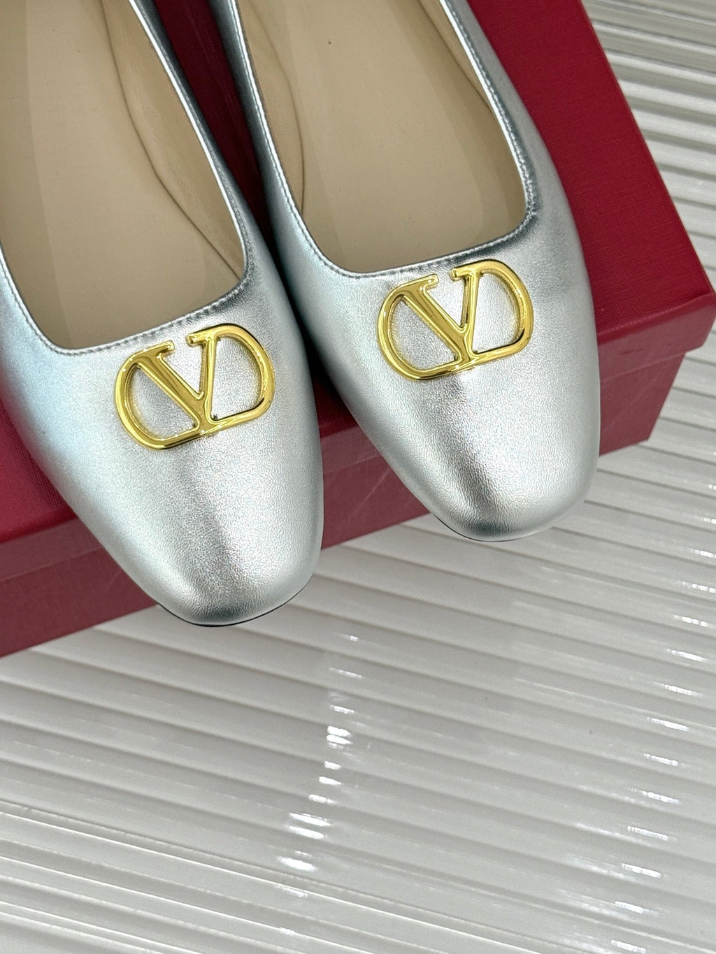 VLogo Signature Ballerina Sliver Sheepskin 702259