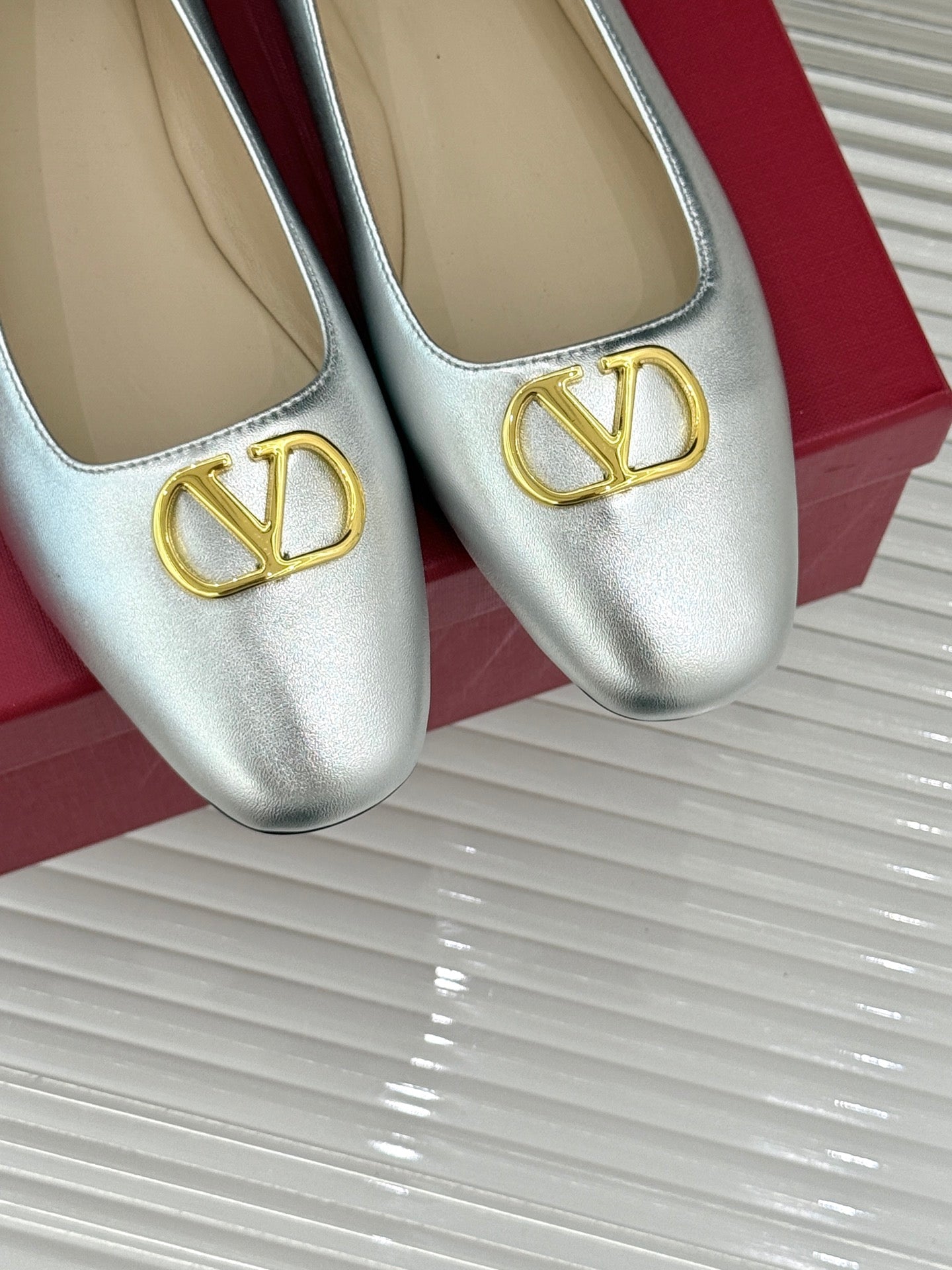 VLogo Signature Ballerina Sliver Sheepskin 702259