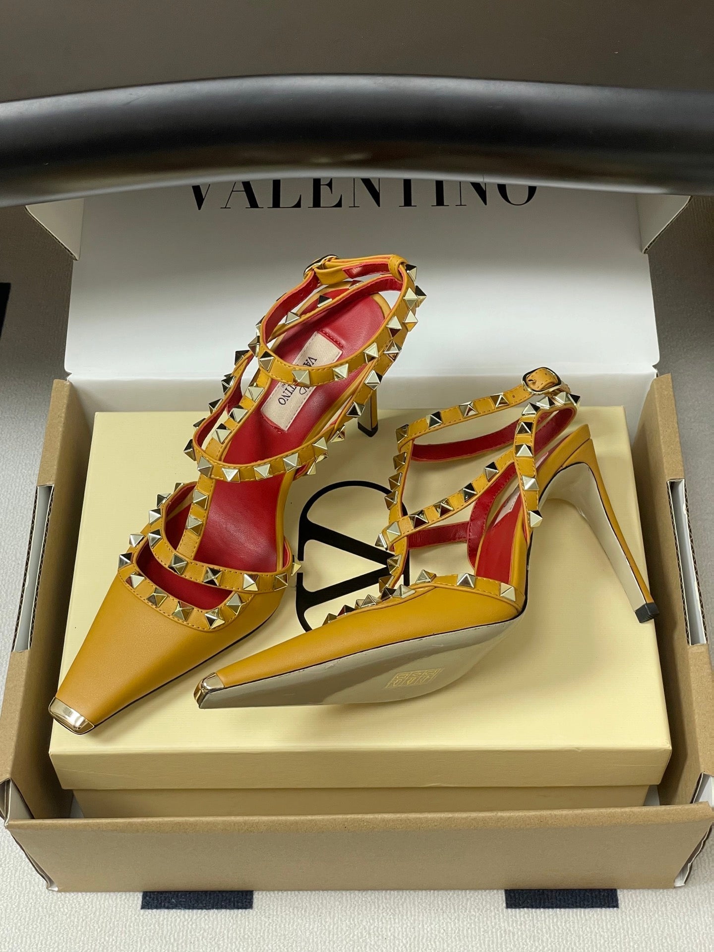 VT Rockstud Kidskin Pump 100mm Mustard Sheepskin 835112