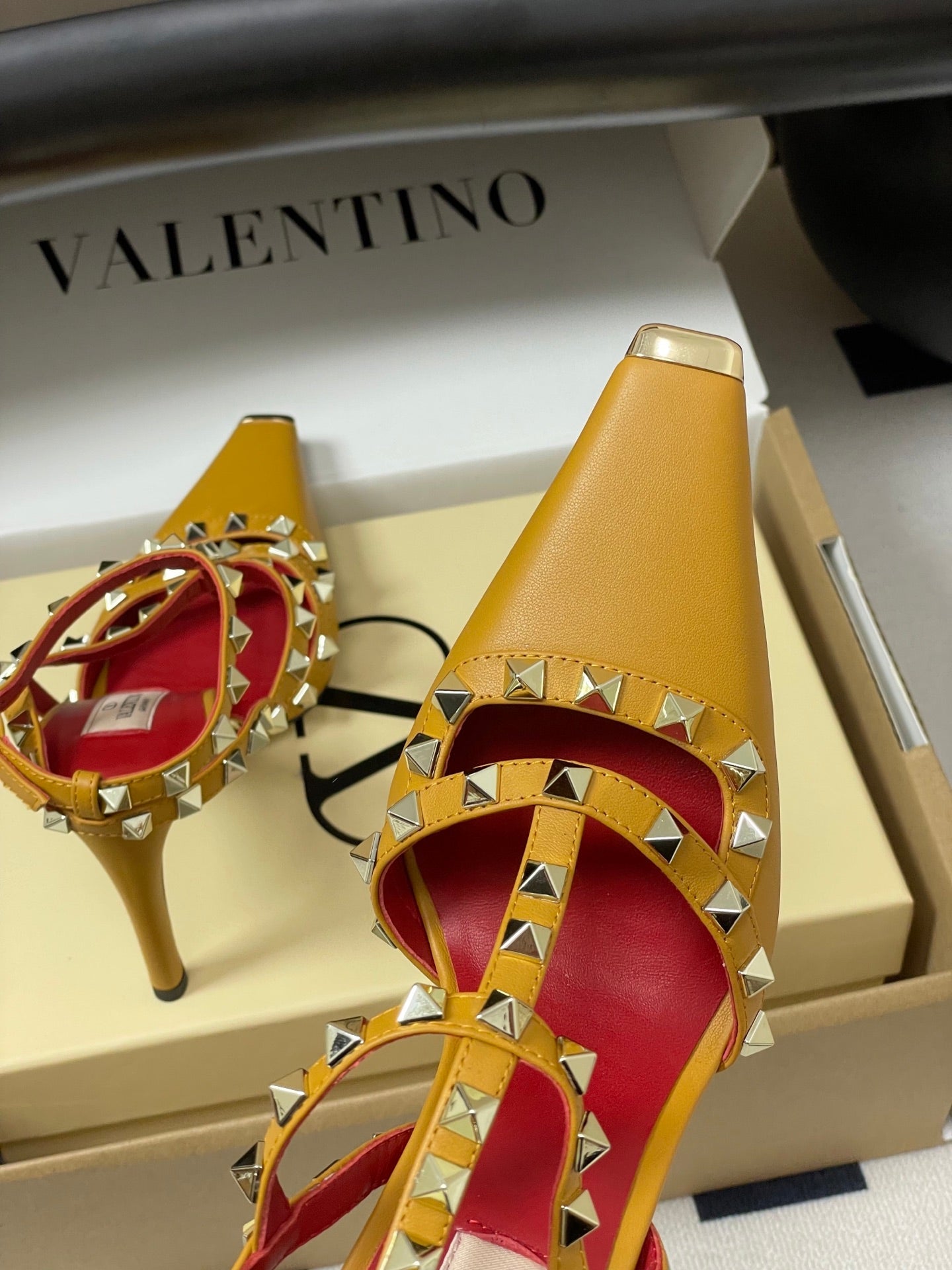 VT Rockstud Kidskin Pump 100mm Mustard Sheepskin 835112