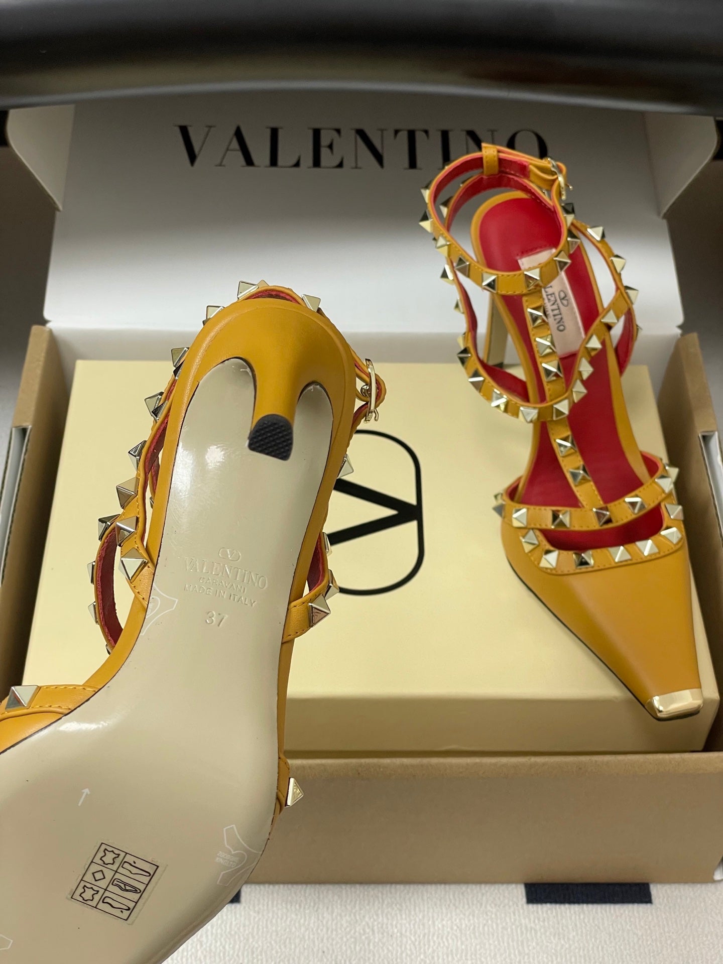 VT Rockstud Kidskin Pump 100mm Mustard Sheepskin 835112