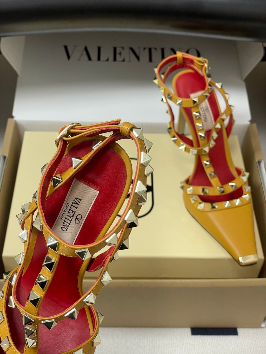 VT Rockstud Kidskin Pump 100mm Mustard Sheepskin 835112
