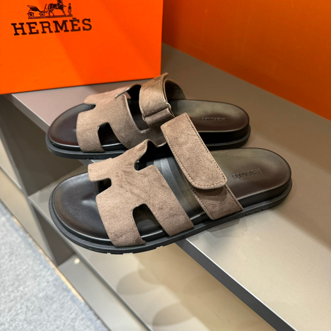 HM CHYPRE SANDAL BROWN SUEDE