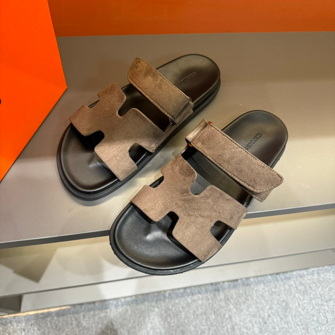 HM CHYPRE SANDAL BROWN SUEDE