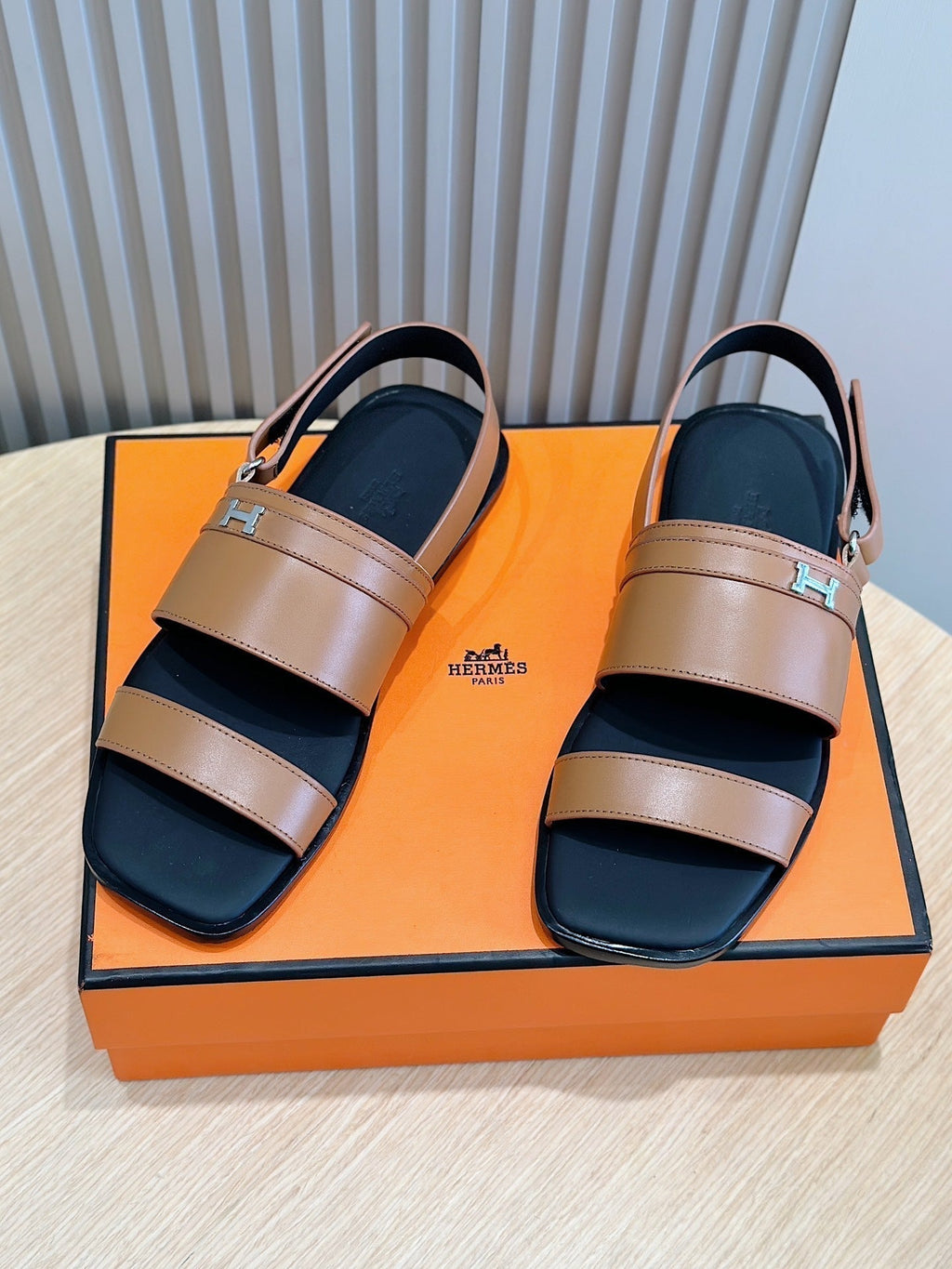 HM HENRIO FLAT SANDAL CARAMEL CALFSKIN