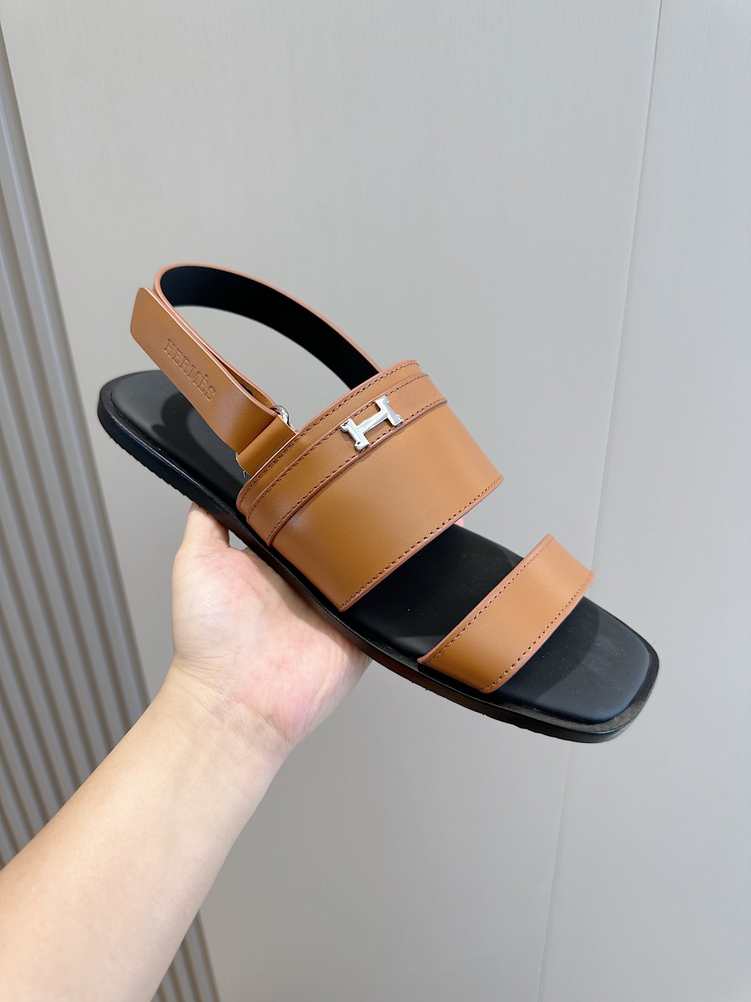 HM HENRIO FLAT SANDAL CARAMEL CALFSKIN