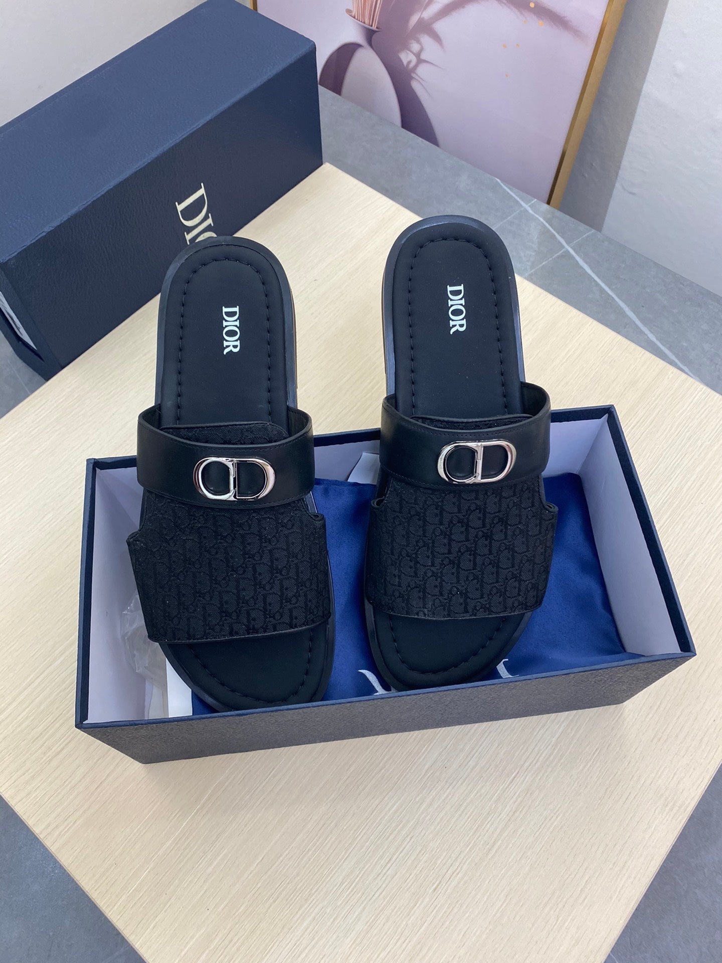 CD SYMBOL SLIDE CUT SANDAL BLACK JACQUARD