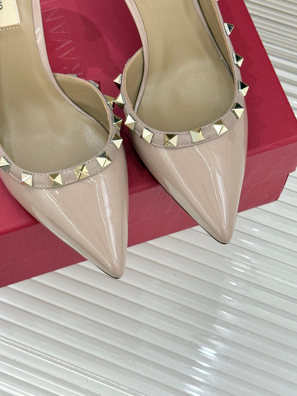 Valentino Rockstud Pumps Beige Patent Leather 643003
