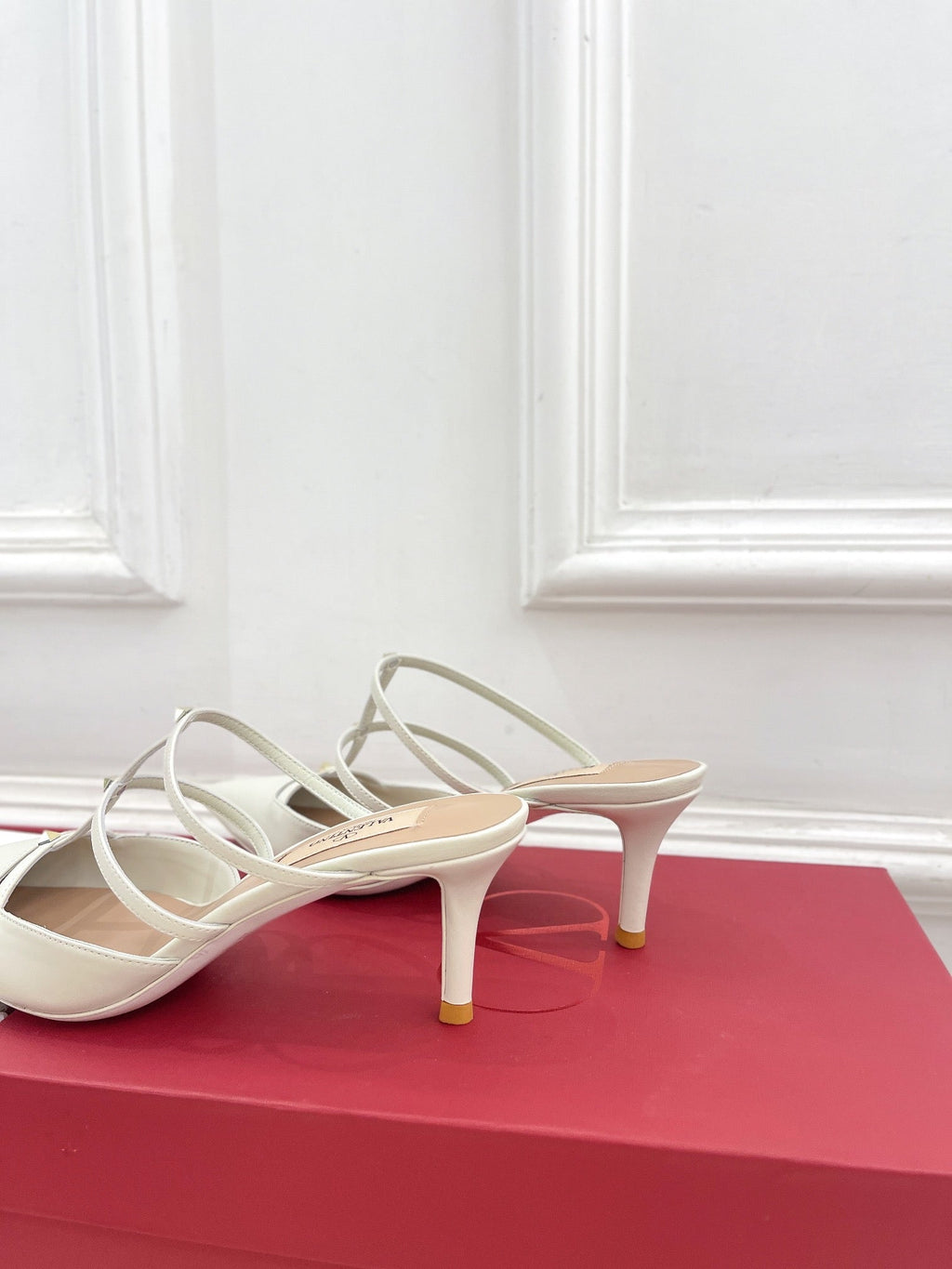 Rockstud Wispy White Calfskin Mule 60mm
