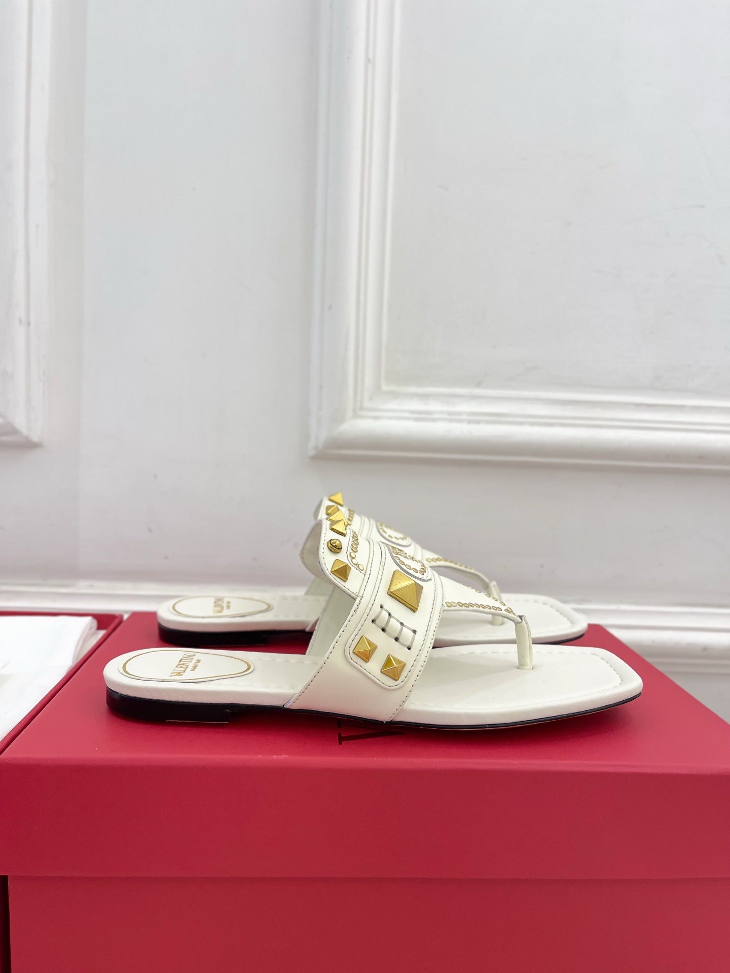Plaster Caster Buffalo Thong Sandal White Calfskin And Cowhide 307475