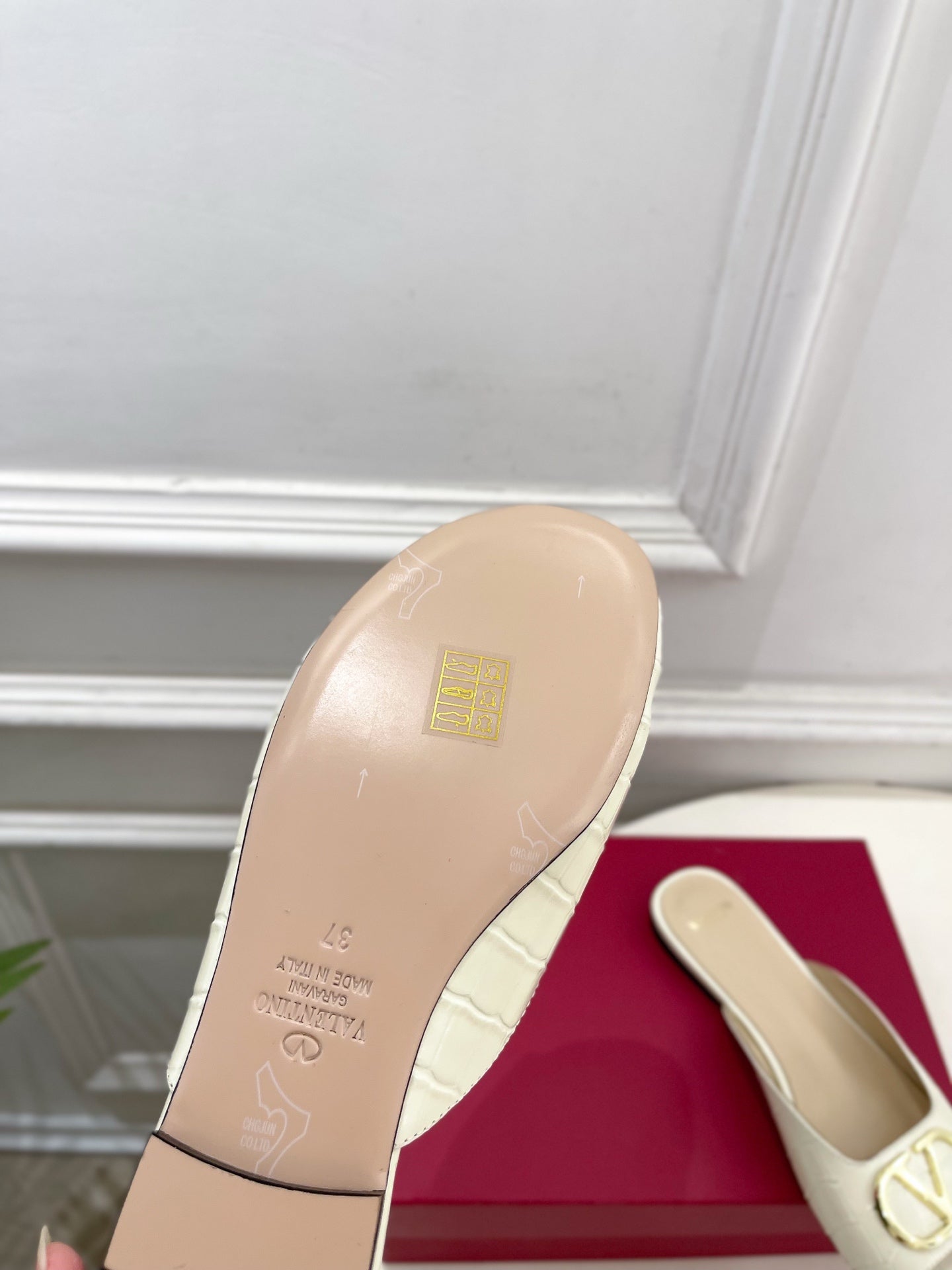 Vlogo Slides Cream Croc-Embossed Leather 746266