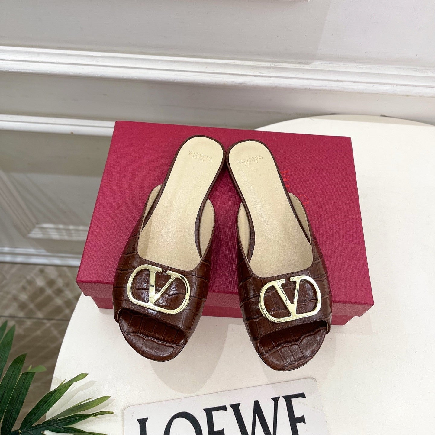 Vlogo Slides Coffee Croc-Embossed Leather 746268