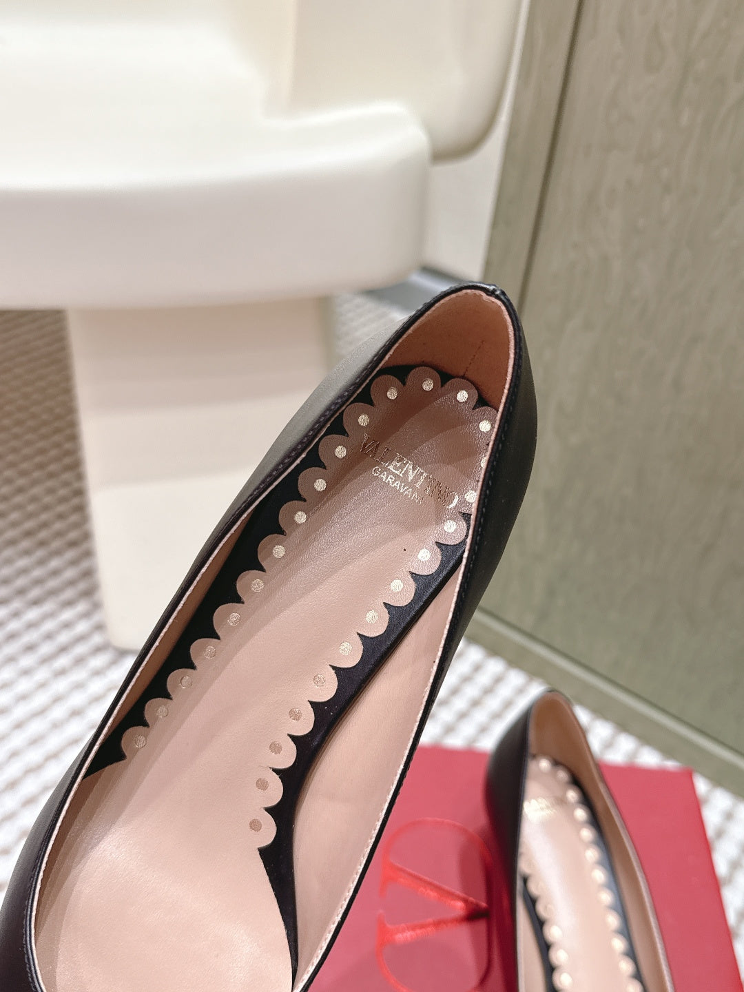 VT 26s Pump 45 Black Genuine Leather 612251