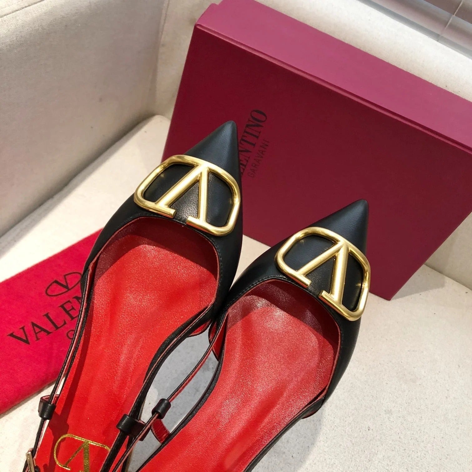 VLOGO SIGNATURE BLACK CALFSKIN FLAT SLINGBACK PUMP WITH GOLD LOGO